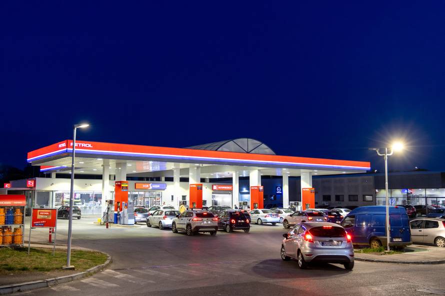 Pula: Automobili na benzinskim pumpama uoči sutrašnjeg poskupljenja benzina