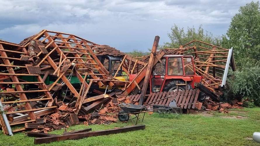 Oluja je kod Slatine rušila voćke i krovove: 'Stariji mještani nisu nikada ovako nešto doživjeli'