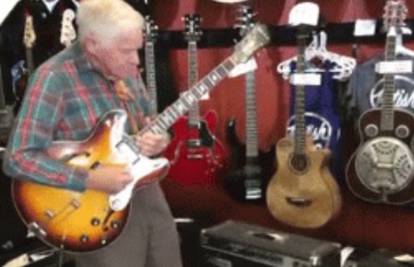 81-godišnjak primio gitaru u ruke i sve ostavio bez daha