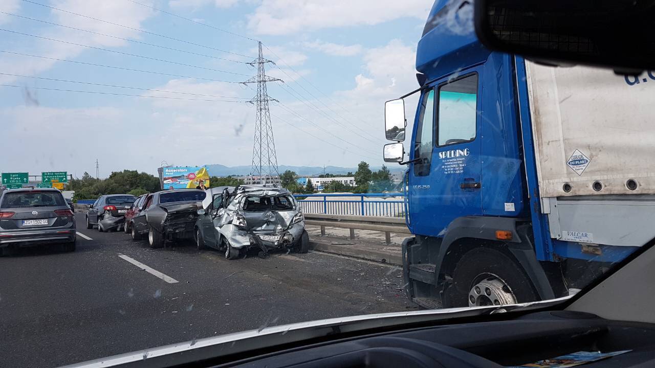 U lančanom sudaru pet auta i kamiona dvoje ljudi ozlijeđeno