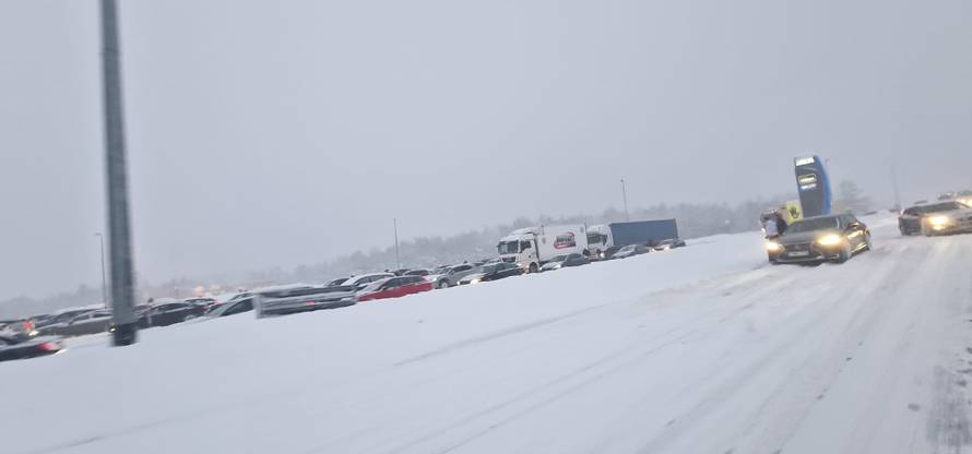 VIDEO Kolaps na autocesti A1, ljudi ne mogu skrenuti ni na pumpu: 'Nismo vidjeli ralice...'
