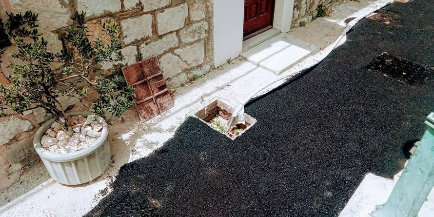 Ruglo u Kaštelima: Krenula je turistička sezona, a crni asfalt usred najljepšeg dijela grada