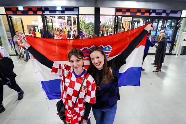 Herning: Navijači očekuju početak utakmice Hrvatska i Njemačka u polufinalu EHF Europskog prvenstva