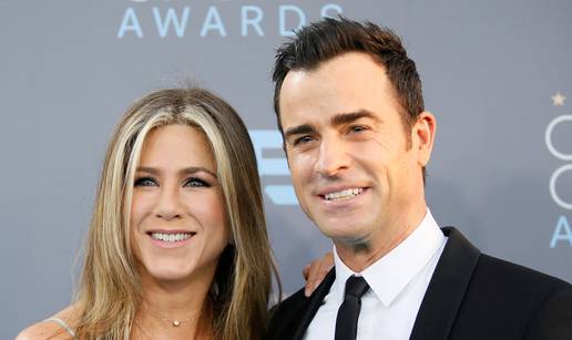 Prebolio Jennifer Aniston: Bivši suprug glumice viđen s novom djevojkom, prvi put od razvoda