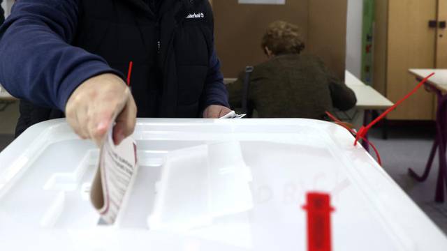Sarajevo: Otvorena glasačka mjesta, građani izašli na izbore