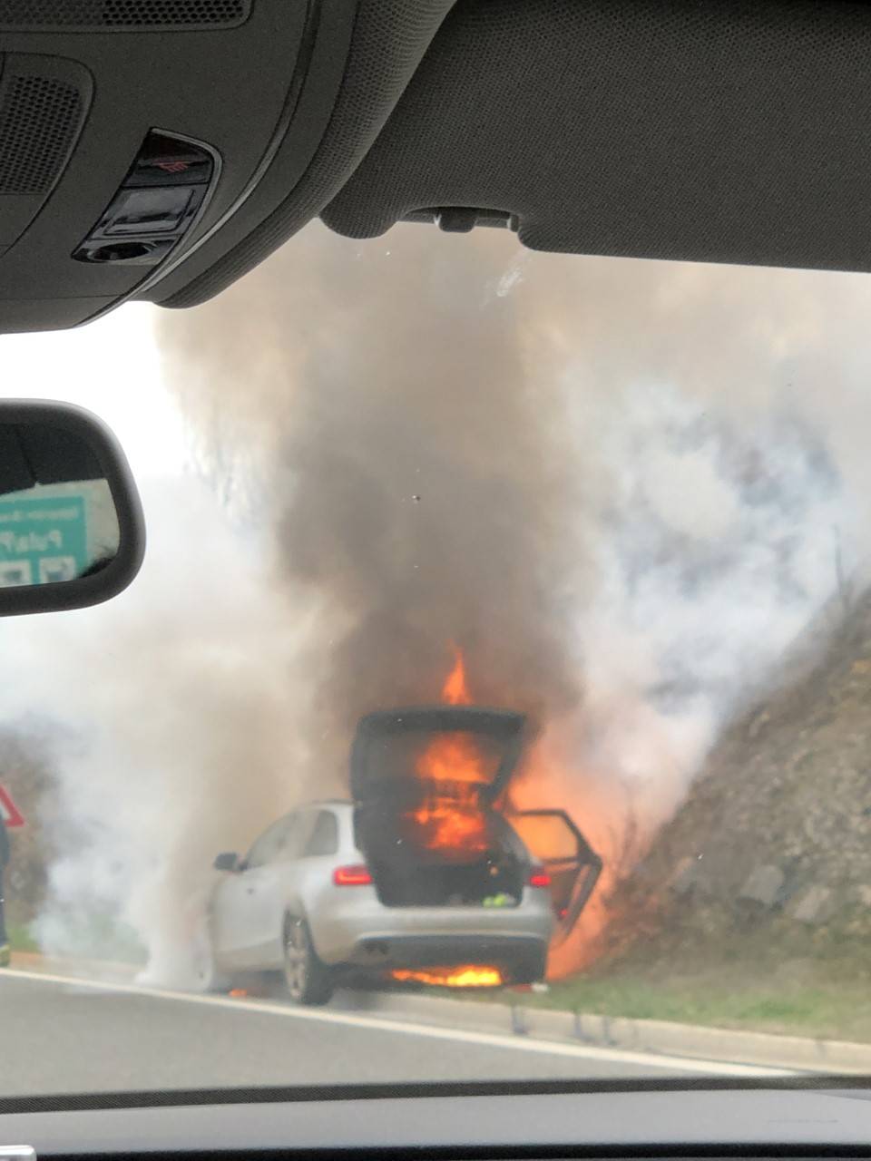 VIDEO Izgorio auto na ulasku u Pulu, vatrogasci ugasili požar