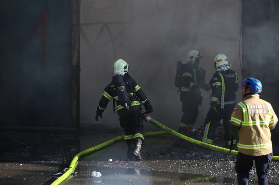 Sveta Nedelja: Požar u skladištu guma, hitne službe su na terenu