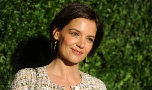 Katie Holmes u zagrljaju novog dečka: Ljubili se u šetnji gradom