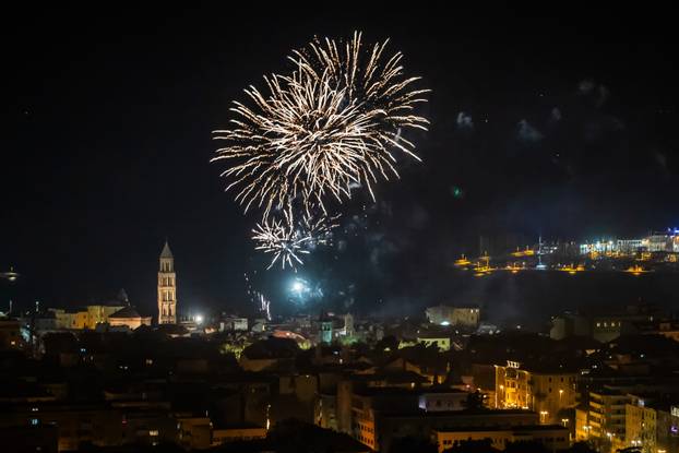 Vatromet na nebu iznad Splita u novogodišnjoj noći