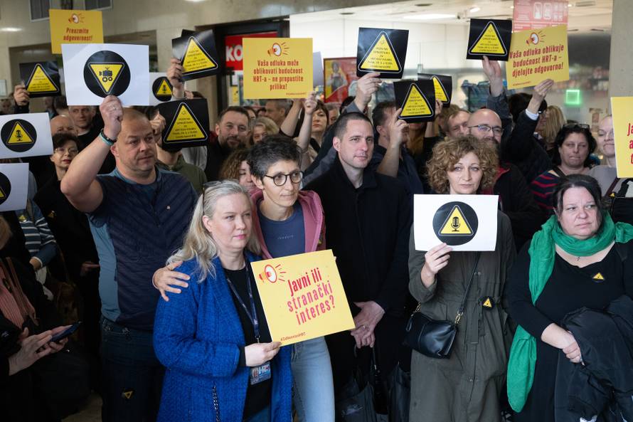 Zagreb: Zaposlenici HRT-a okupili se kako bi ispratili i pozdravili kolege koji su postali višak