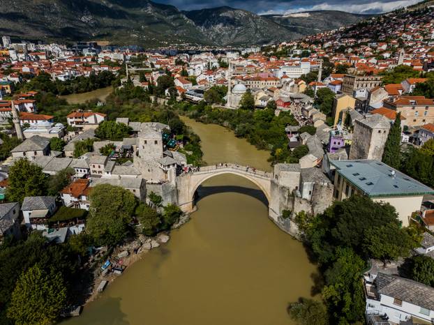 Neretva u Mostaru promijenila boju, više nije zelena nego smeđa i prljava