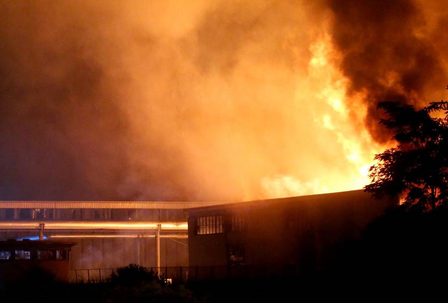 Zagreb: Oko 30 vatrogasaca bori se s požarom koji je buknuo na Žitnjaku