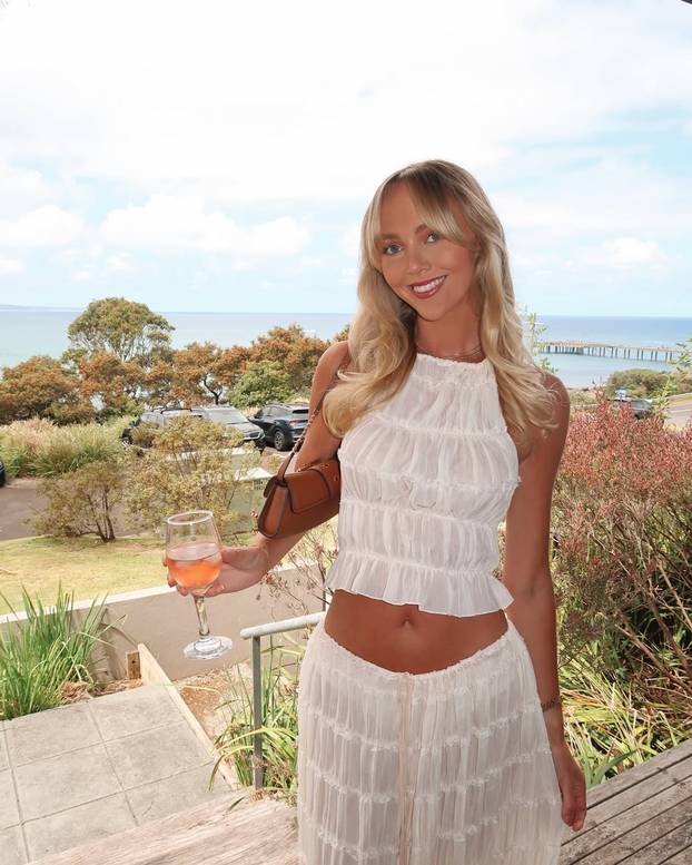 FOTO U 2025. planira spavati s 1000 frajera. Sad se zaručila: On mi je podrška, cilj ostaje isti!