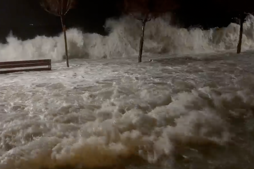 Olujno jugo poplavilo Ka&scaron;tela, more prodrlo u ku&cacute;e i objekte uz rivu: 'Nikad ovo nisam vidio...'