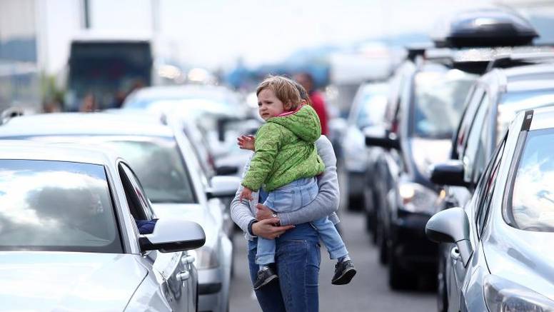 Opet kaos na Bregani: Putnici na granici čekaju i do pet sati!