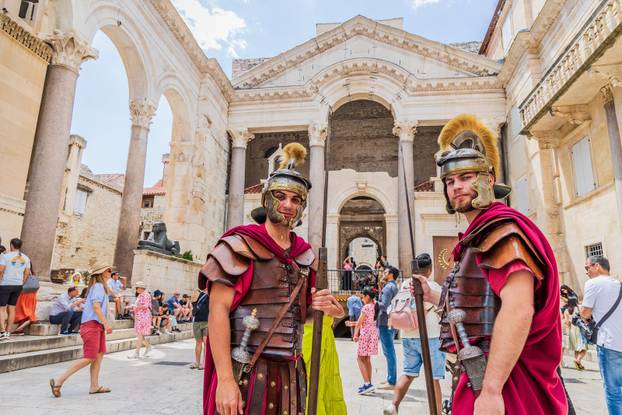 Split: Povijesna smjena straže na Peristilu oduševila brojne turiste