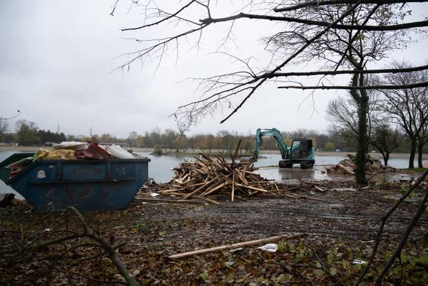 Zagreb: Uklanjanje Londoner Puba na jarunskom Otoku Veslača