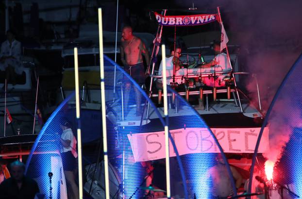 Vela Luka: Ljudi se okupljaju i pripremaju za koncert "Trag u beskraju"
