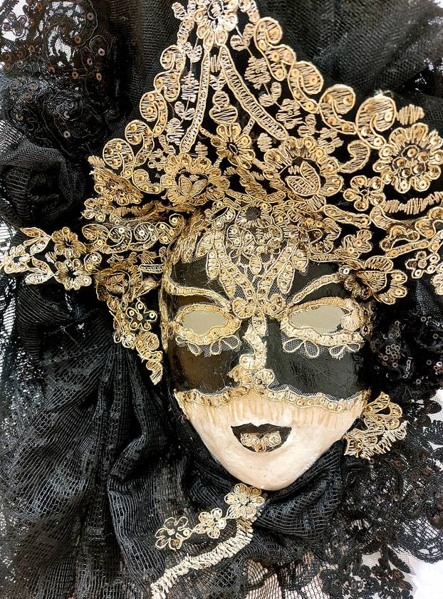 Šibenik: Otvorena je izložba maski i krinki Janje Parač