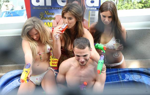 ARHIVA - 2009. Opatija: Nives Celzijus izvela performans, uzvanici morali biti u kupa?im kostimima