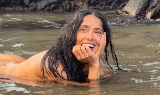 Salma Hayek golim fotkama u moru proslavila 60. ro&dstrok;endan