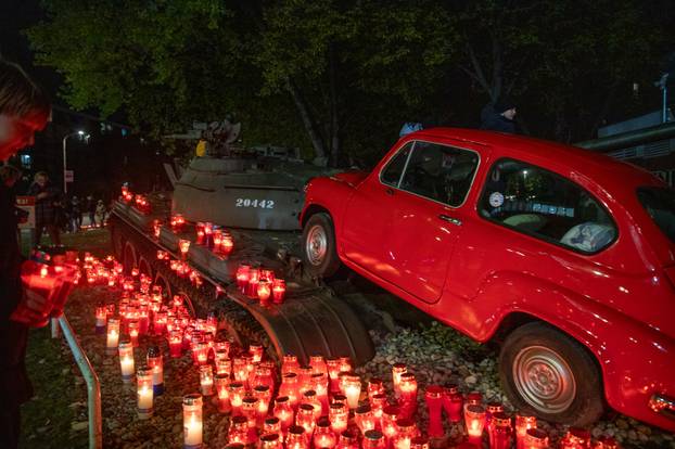Osijek: Kod crvenog fiće koji gazi tenk zapaljene svijeće u sjećanje na Vukovar