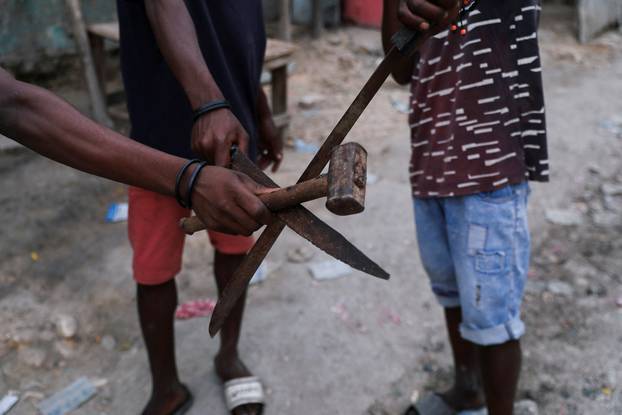 Haiti gang war spreads in upscale suburb, in Port-au-Prince