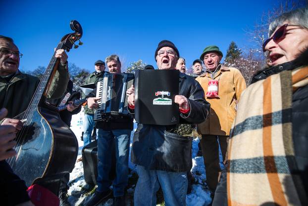 U Kašinskoj Sopnici održana ceremonija kićenja, zalijevanja i rezanja trsa povodom blagdana sv. Vinka