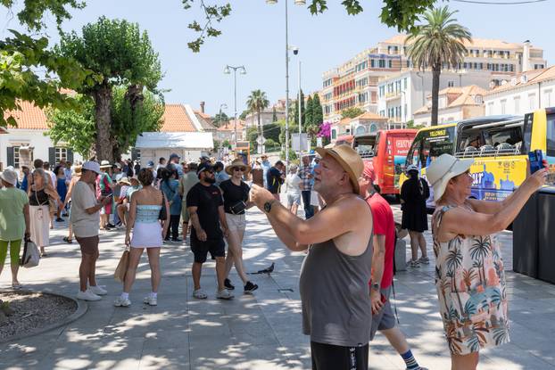 Dubrovnik:  Pune plaže i turističke gužve u gradu