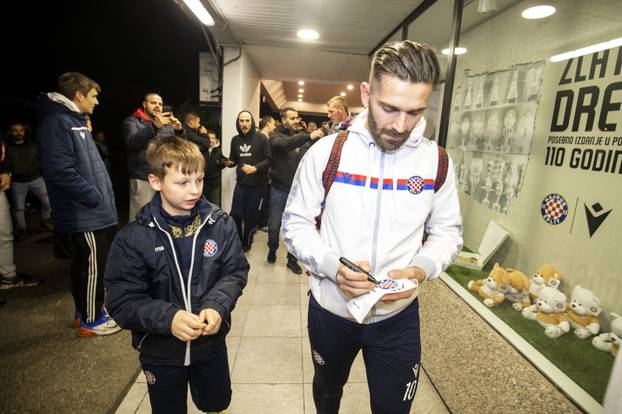 Navijači priredili doček igračima Hajduka koji su slavili u derbiju s Dinamom