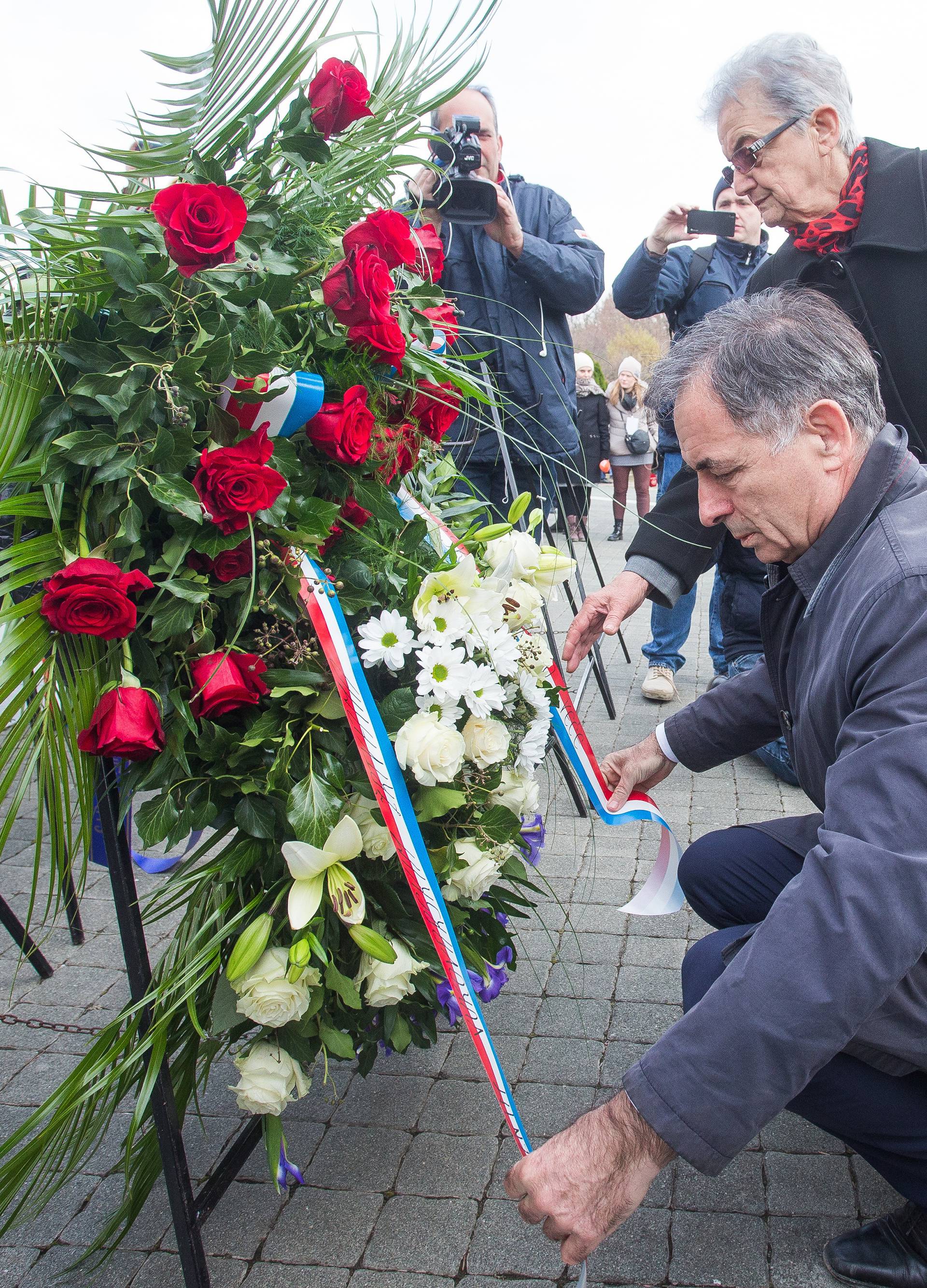 Vukovar: Na Memorijalnom groblju Milorad Pupovac poloÅ¾io vijenac kod spomen obiljeÅ¾ja