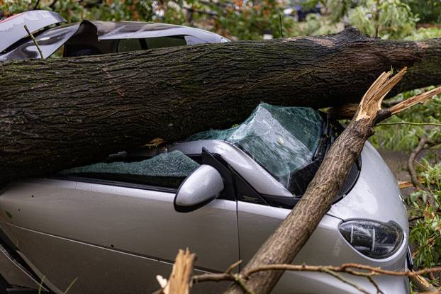 Olujno nevrijeme poharalo Mostar 