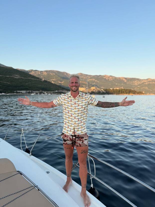 FOTO Atraktivna pjevačica preko noći nestala sa scene. Srpski nogometaš dao joj je ultimatum