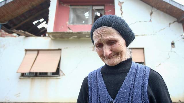 Jelica s Banije ima 84 godine. Nije se tuširala 3 mjeseca. Živi u par golih kvadrata od potresa