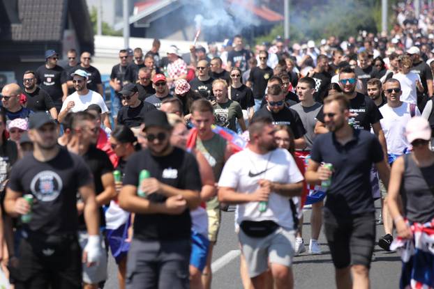Zagreb: Tisuće fanova Thompsona prolazi Mostom mladosti koji je zatvoren za promet