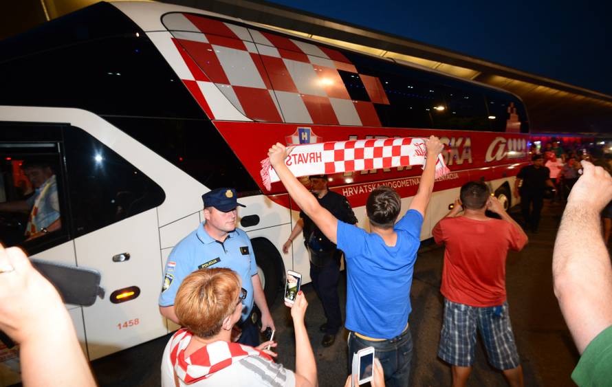 Tisuće ljudi dočekale 'vatrene'! Navijači skandirali Anti Čačiću