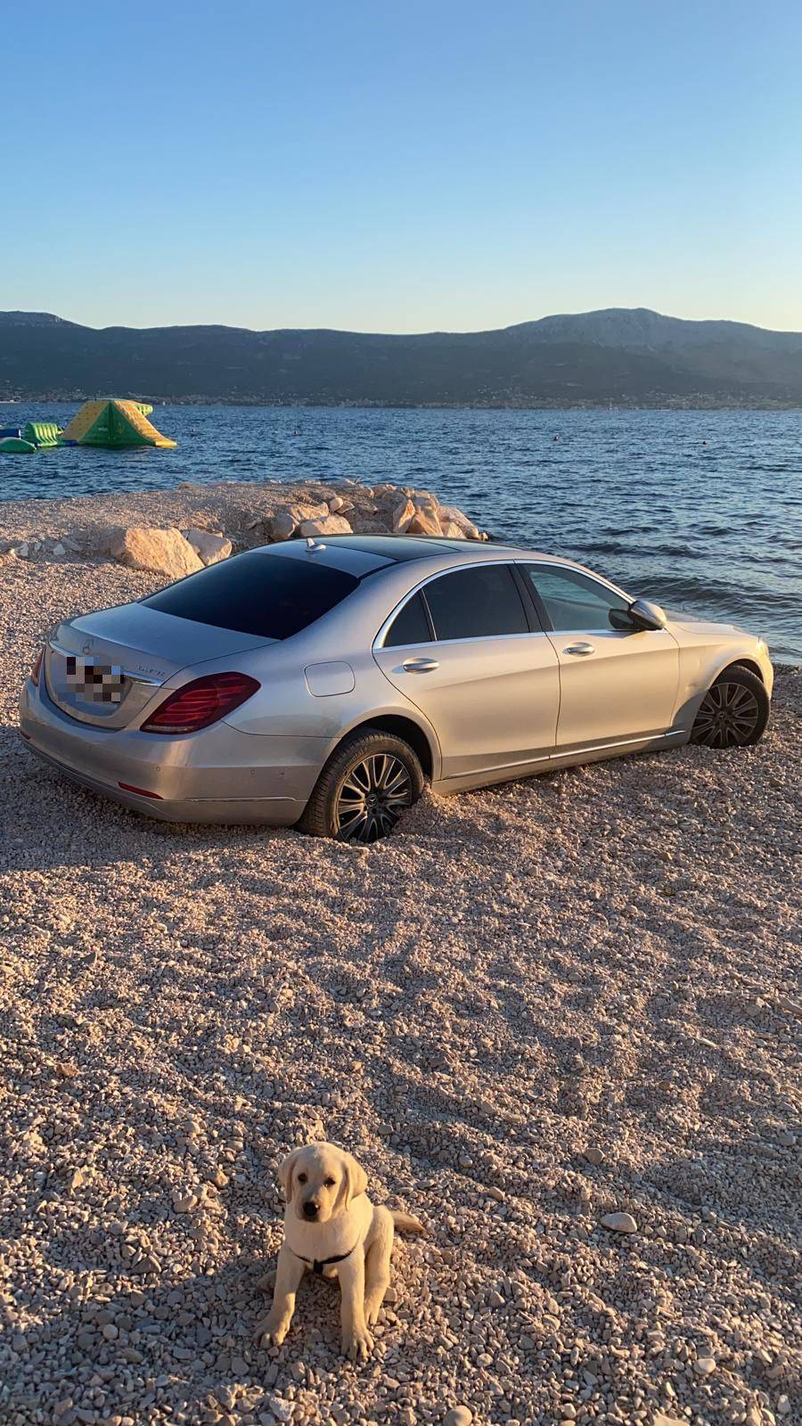 Mercedes ni da mrdne: Parkirao auto na plaži pa zapeo u šljunku