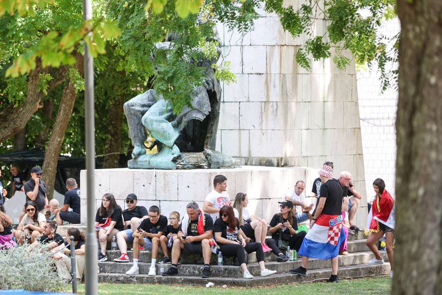 Brojni obožavatelji na ulicama Sinja uoči Thompsonovog koncerta