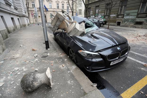 Zagreb: U centru grada uništeni automobili 