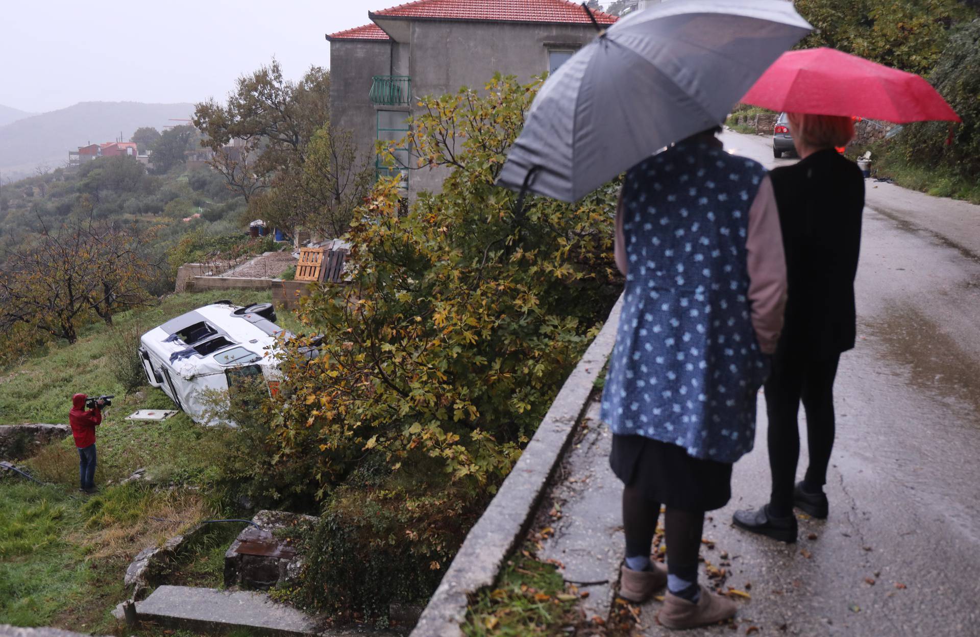 Gornje Sitno: Školski kombi sletio s ceste kod Splita, djeca prevezena u bolnicu