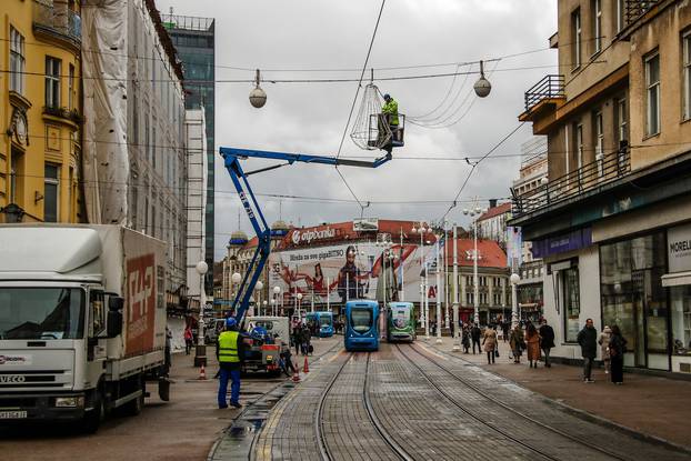 Zagreb: Počelo ukrašavanje središta grada povodom nadolazećih božićnih blagdana