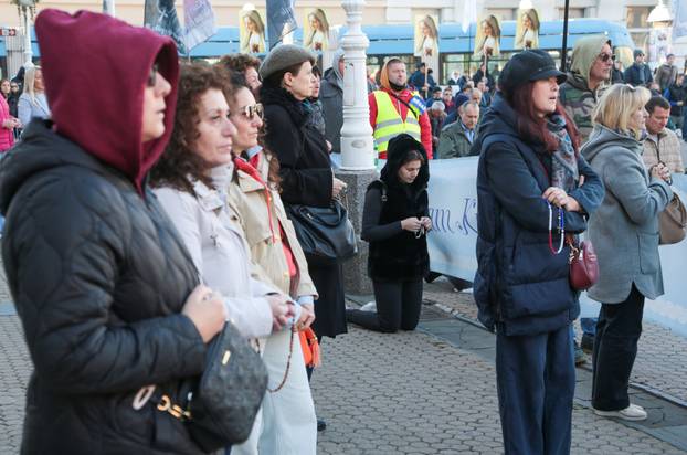 Zagreb: Molitelji krunice na Trgu bana Jelačića