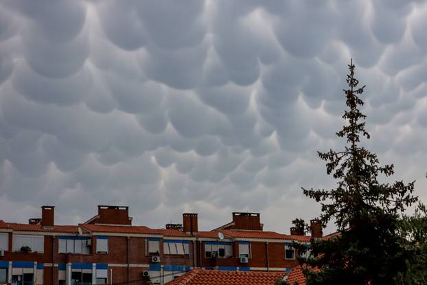 Mammatus oblaci nad Zadrom