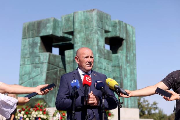 Vukovar: Polaganje vijenaca na Memorijalnom groblju povodom obilježavanja Dana sjećanja na nestale