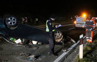 Vozač prevezen u bolnicu: Na D8 auto se prevrnuo na krov