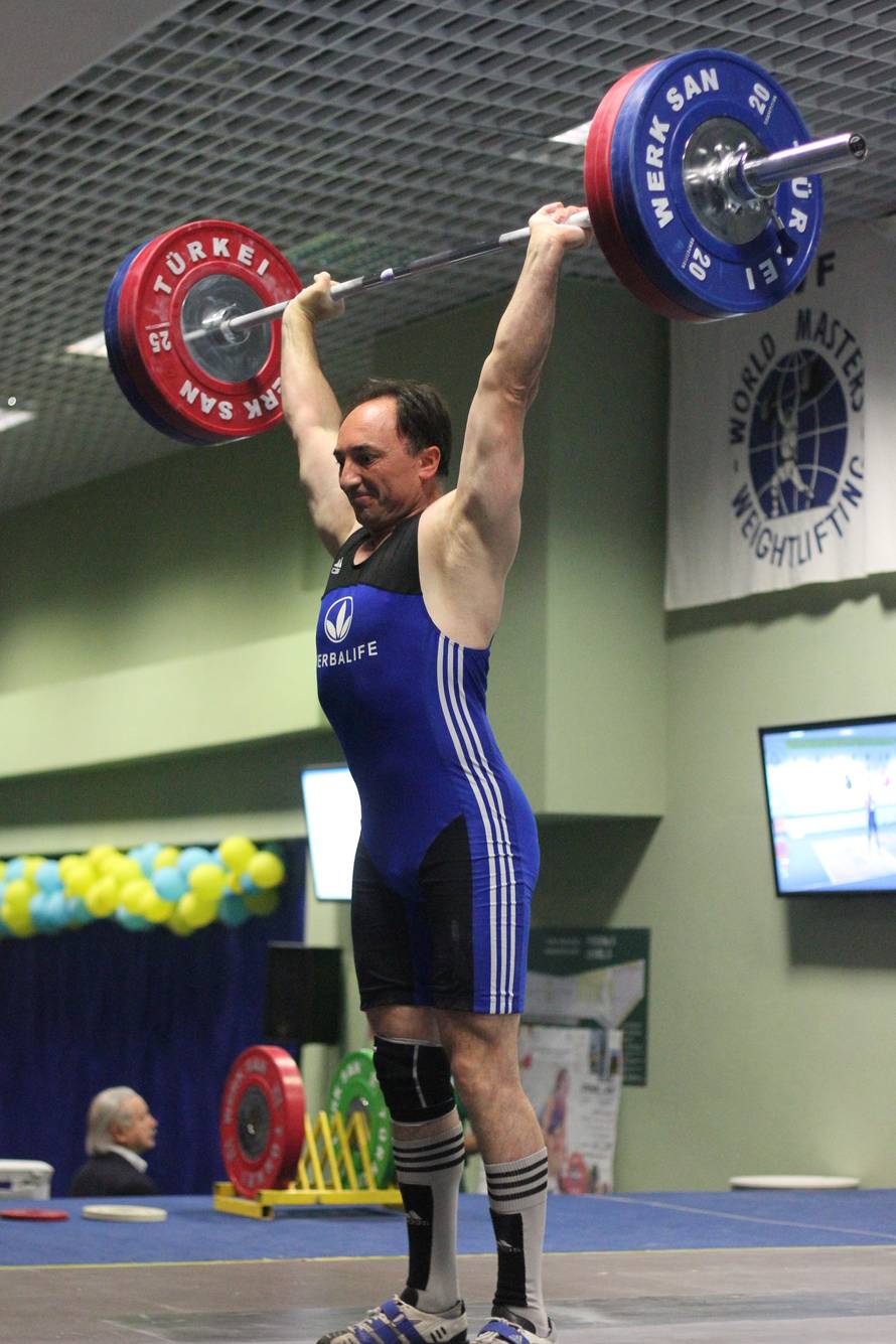 Don Anto diže utege i svoja odličja prodaje da spasi djecu