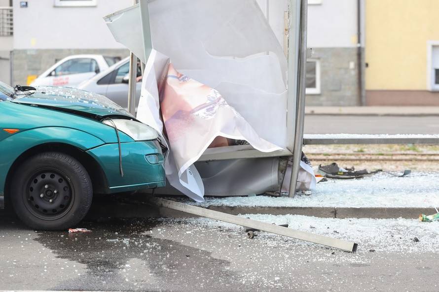 Autom se zabio u stanicu: 'Sreća da nitko nije stradao! Oštetio je tramvaj, razbio staklo, ogradu'