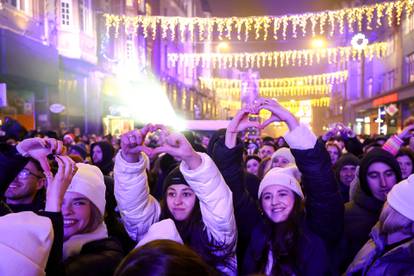 FOTO Evo kako je Severina Sarajevo uvela u Novu godinu: Tisuće ljudi preplavilo ulicu...