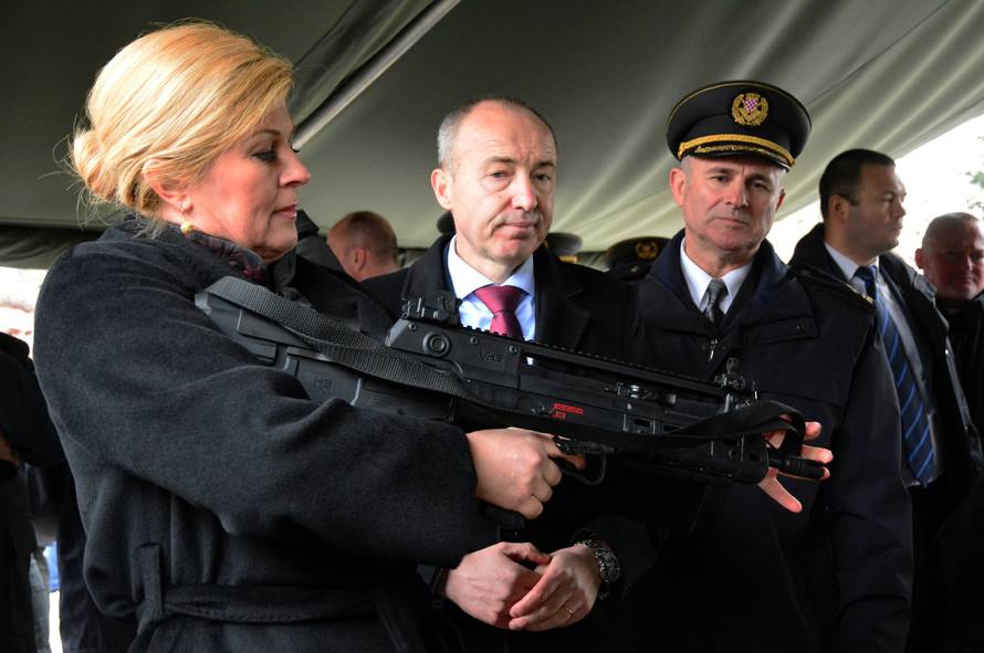 U Požegi su prisegnuli ročnici, a predsjednica isprobala puške