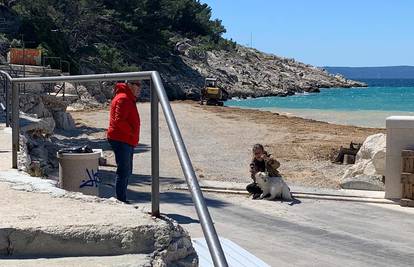 'Ovo je otpor prema divljanju!' Djevojka i pas blokirali su  put kamionima na makarskoj plaži